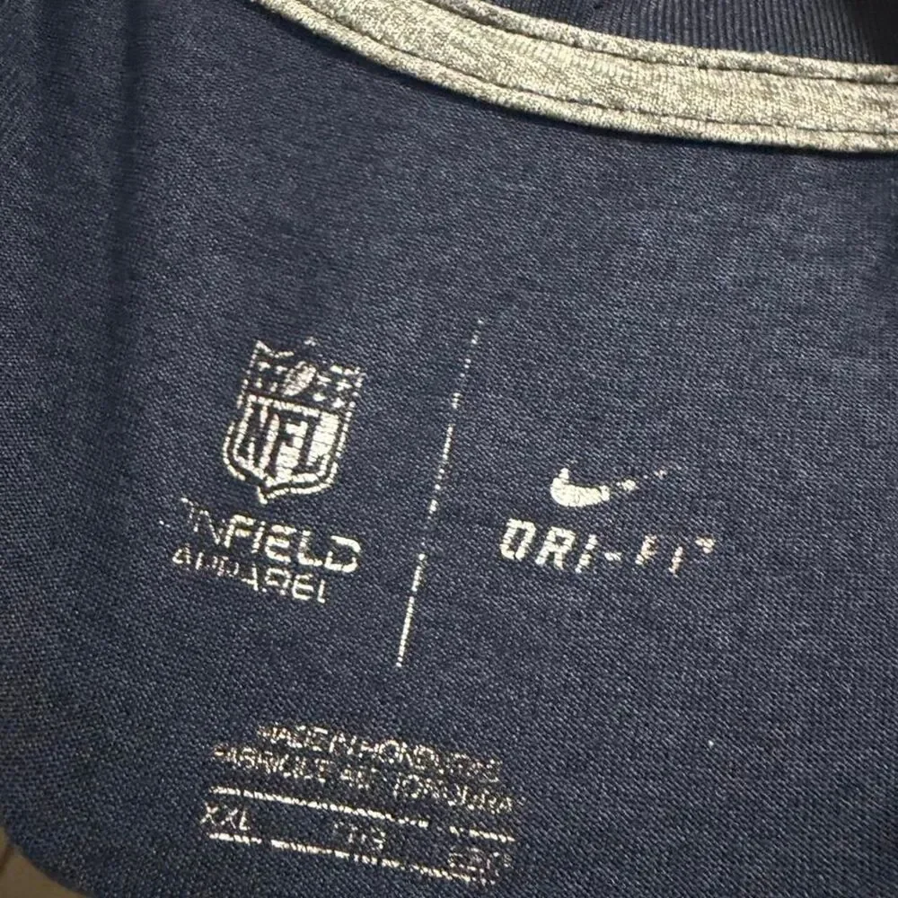 Nike Men's Navy and Black T-shirt